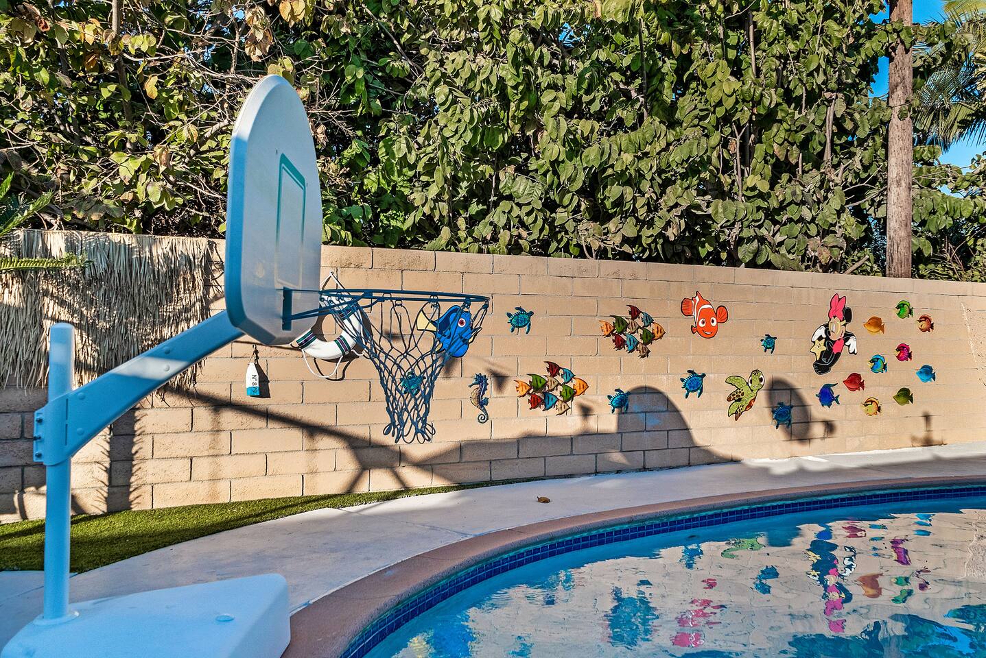 Join Nemo and friends for a game of basketball in the pool!