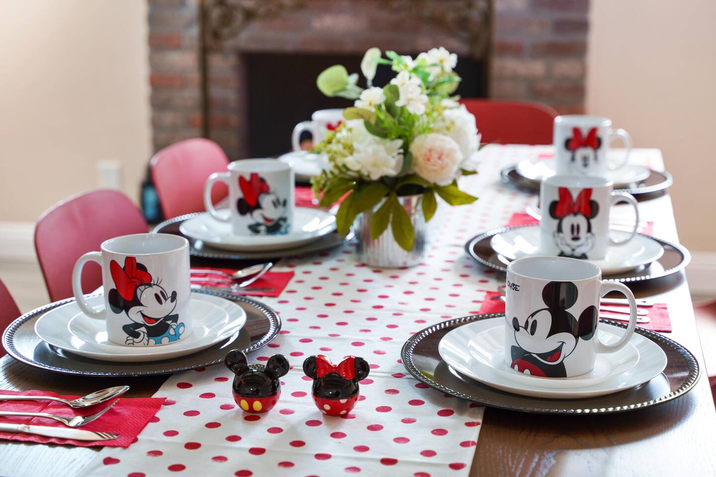 Mickey and Minnie table settings.