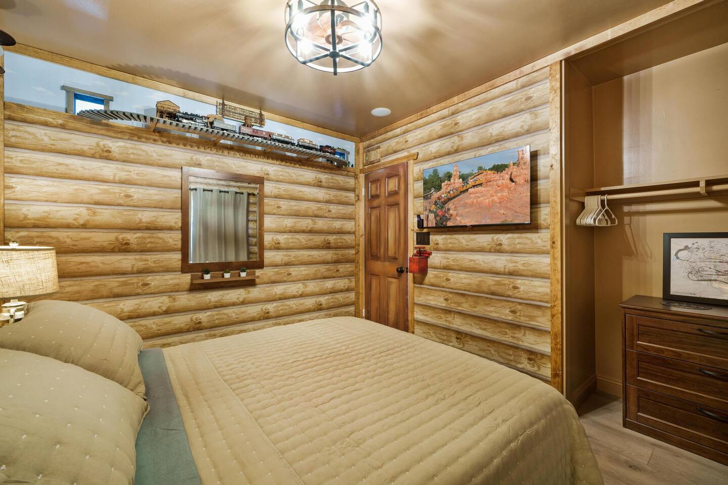 Big Thunder Mountain room with train and music!