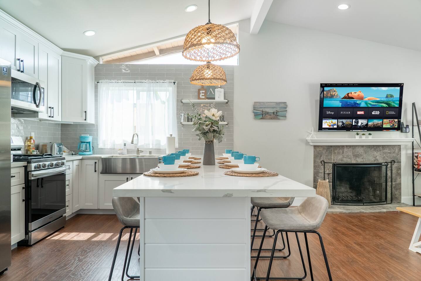 Two sided, extended island for dining!