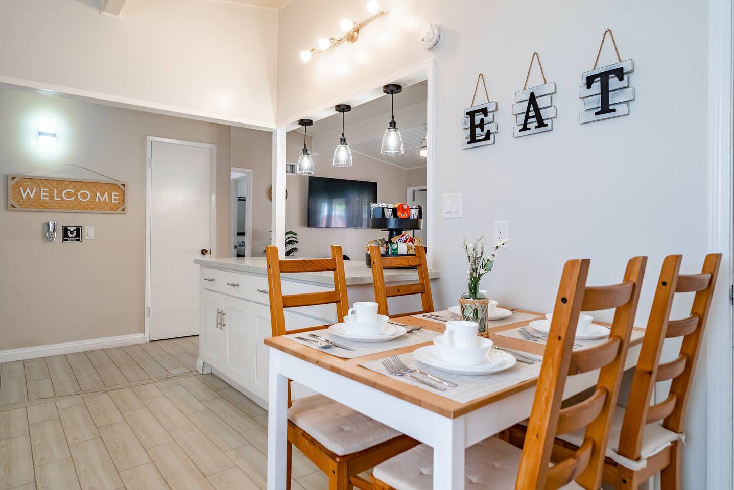 Dining area in kitchen.