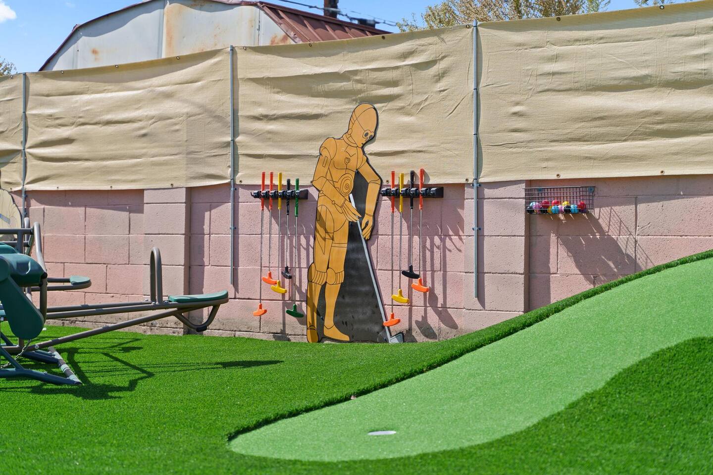 Play mini golf with C3po!